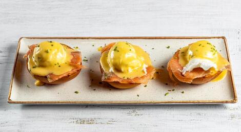 Αυγά Benedict με Καπνιστό Σολομό