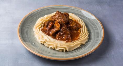 Mοσχαράκι με φρέσκα μανιτάρια σε σάλτσα λιαστής ντομάτας